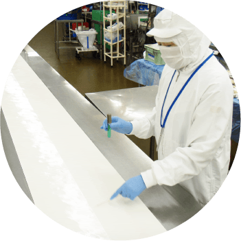 製品の細菌検査のほか機械、器具の拭き取り検査を行い管理基準から逸脱していないかチェックしています。